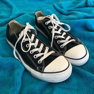 BLACK LOW TOP CONVERSE